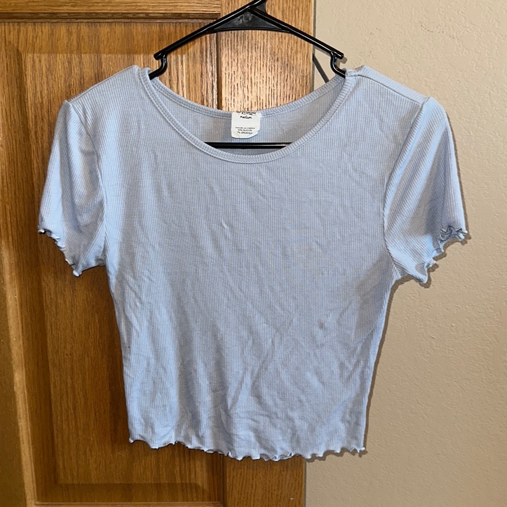 Buckle cropped, ribbed basic tee